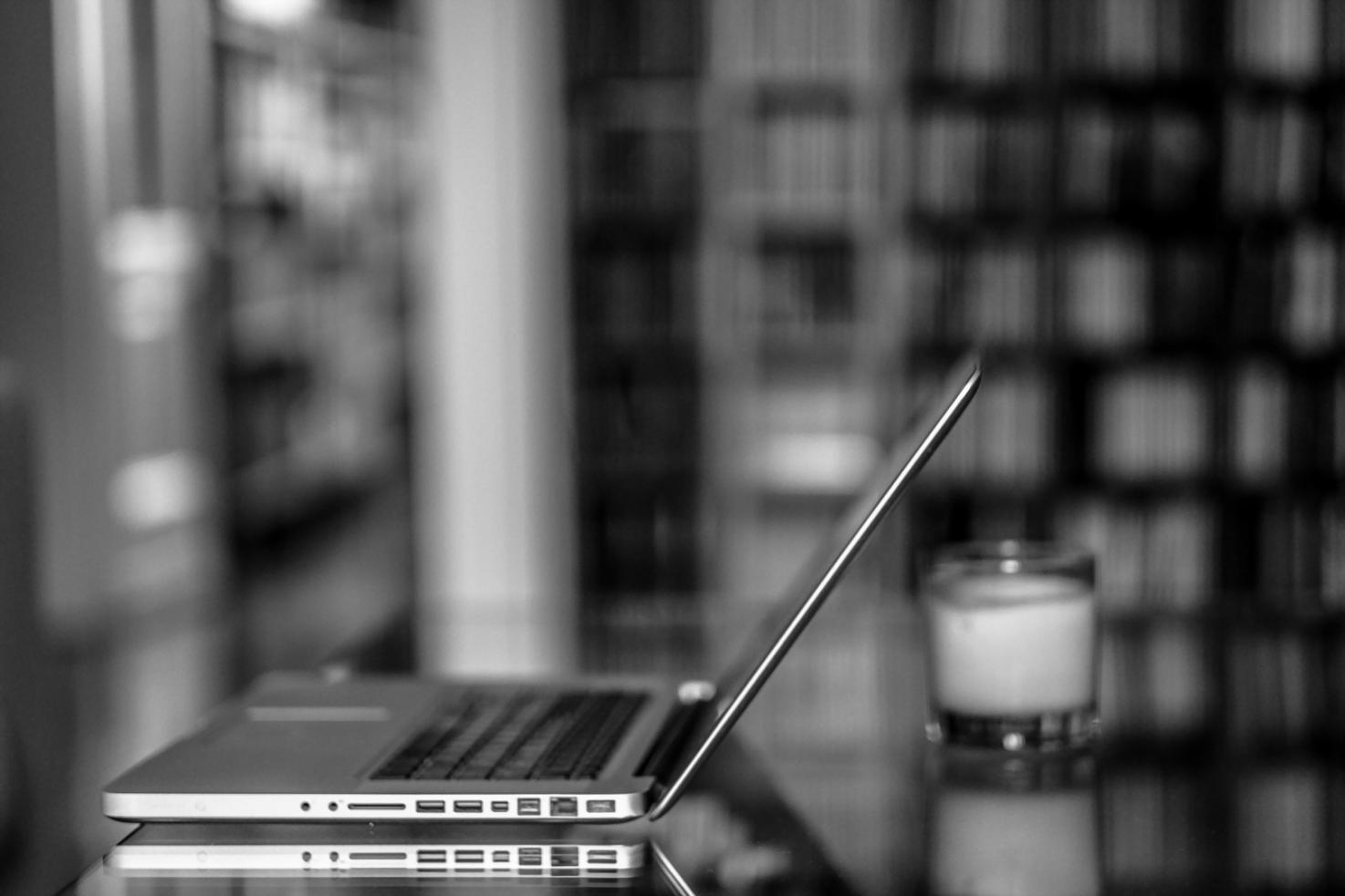 Moderner Arbeitsplatz für Videobearbeitung